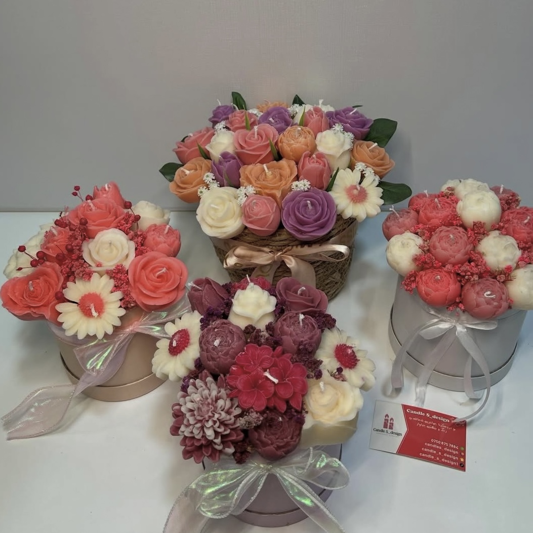 مومێ نەخشکری ب شێوێ گولێ